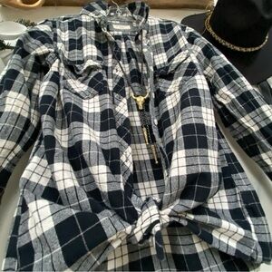 Trendy plaid flannel shirt w cabin cottage core resort country vibe